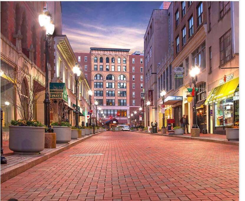 Апартаменты Hartford Downtown: 2Mins Walk To Xl Center Экстерьер фото